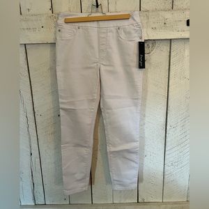 NWT’s Tribal pull on ankle skinny dream pant. White size 8